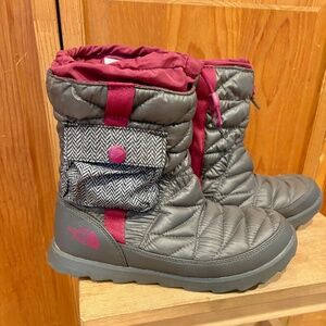 The North Face Thermoball Insulated Quilted Snow Boots Grey Quilted Womens 9